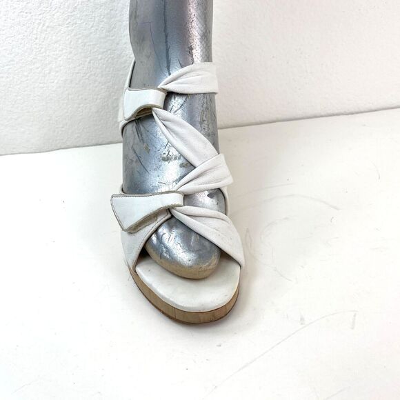 White Leather Chocolat Wood Soles Sandals Size 8 Hook n Loop Straps Boho Y2K - Picture 2 of 11